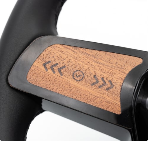 volant de voiture avec surface interactive en bois